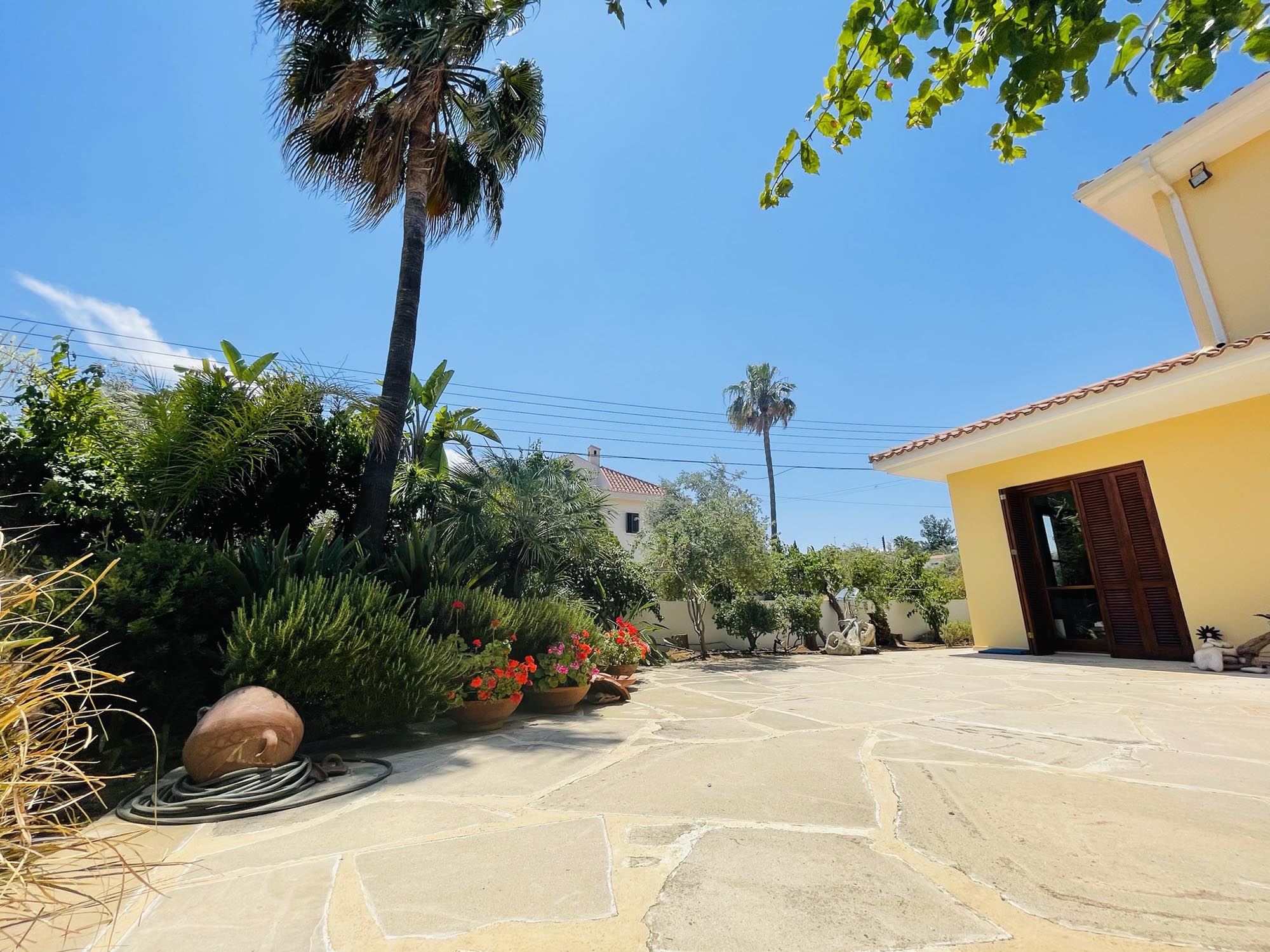 4 Bedrooms House in Iras 7