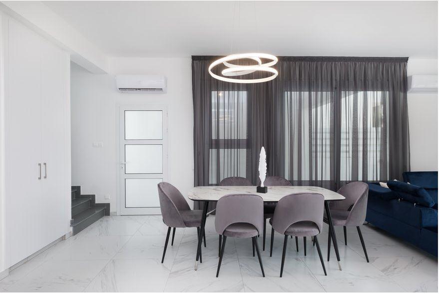 4 Bedrooms House in 28th October str