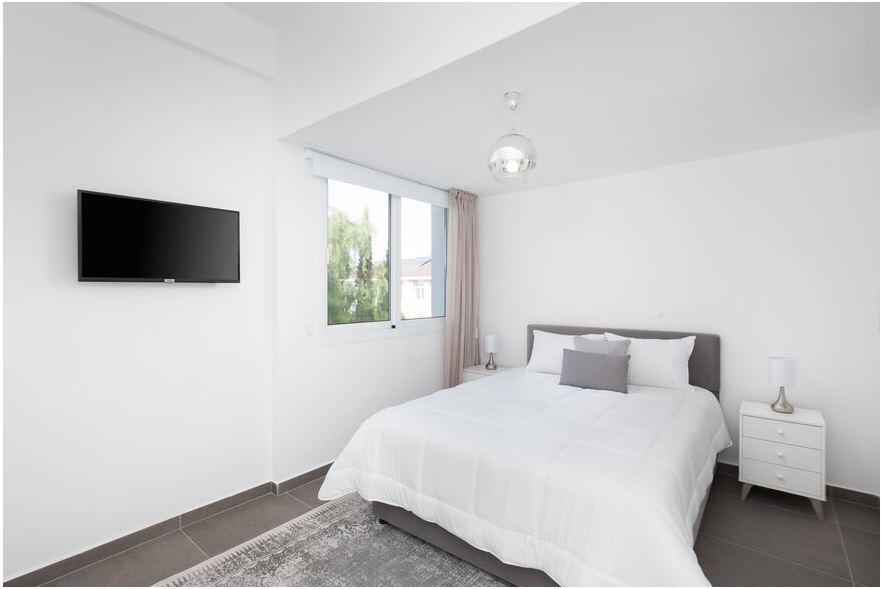 4 Bedrooms House in 28th October str