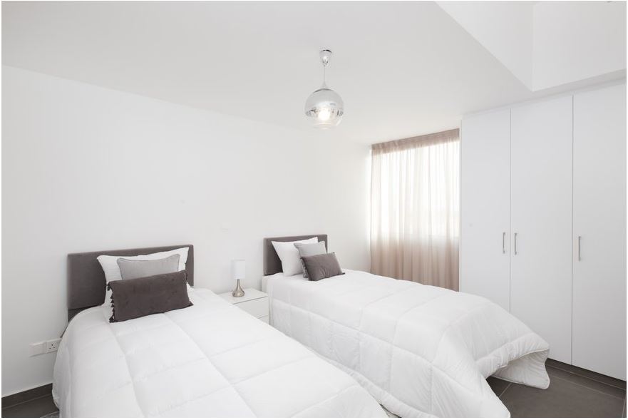 4 Bedrooms House in 28th October str