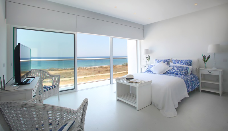 4 Bedrooms Villa in Vrisoudion Street Protamare Seafront Villas