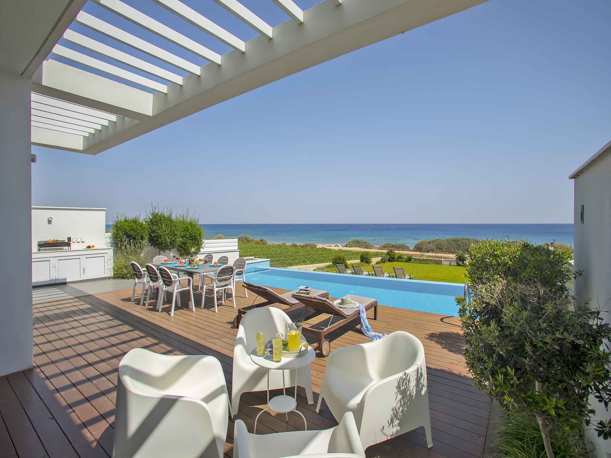4 Bedrooms Villa in Vrisoudion Street Protamare Seafront Villas