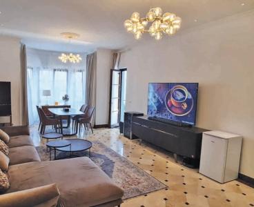 Expansive Lux Flat