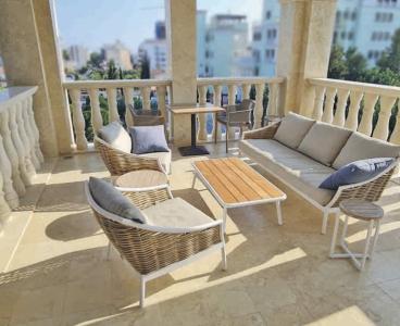 Expansive Lux Flat