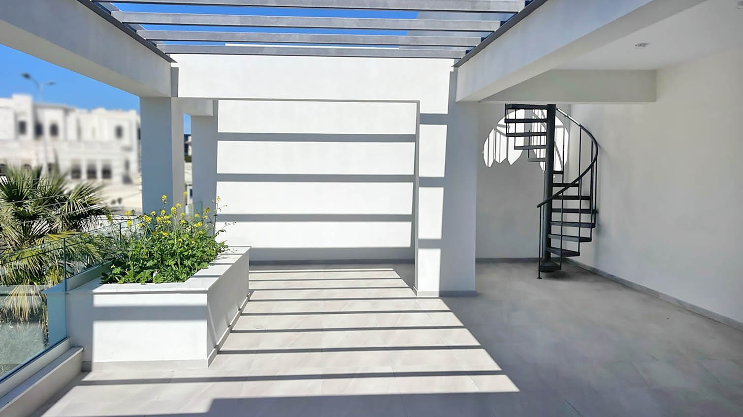 Outstanding Penthouse with Roof Garden – Ktimatomesites.com