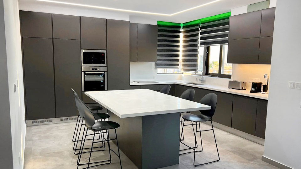 4 Bedrooms House in 1 Apriliou