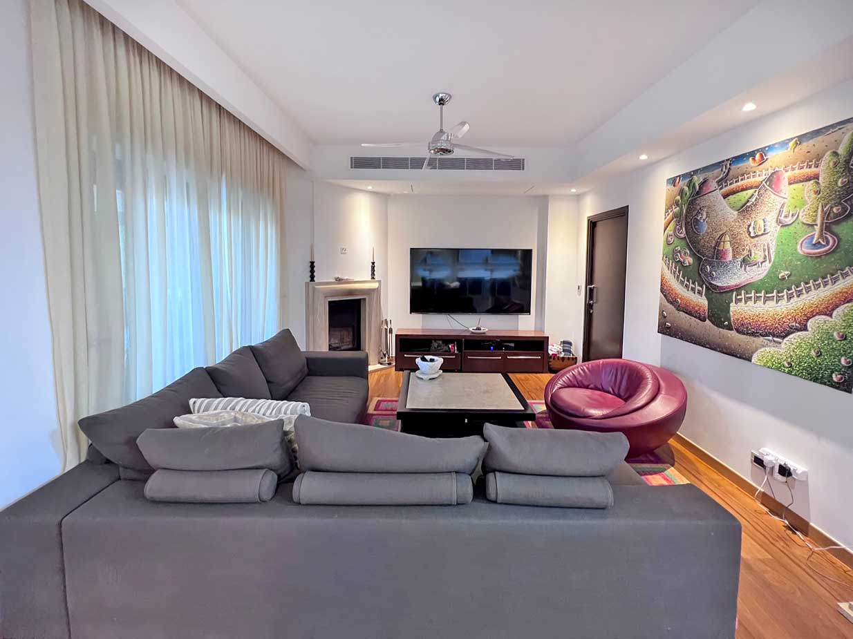 5 Bedrooms House in Karava 7