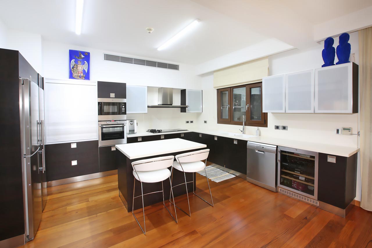 5 Bedrooms House in Karava 7