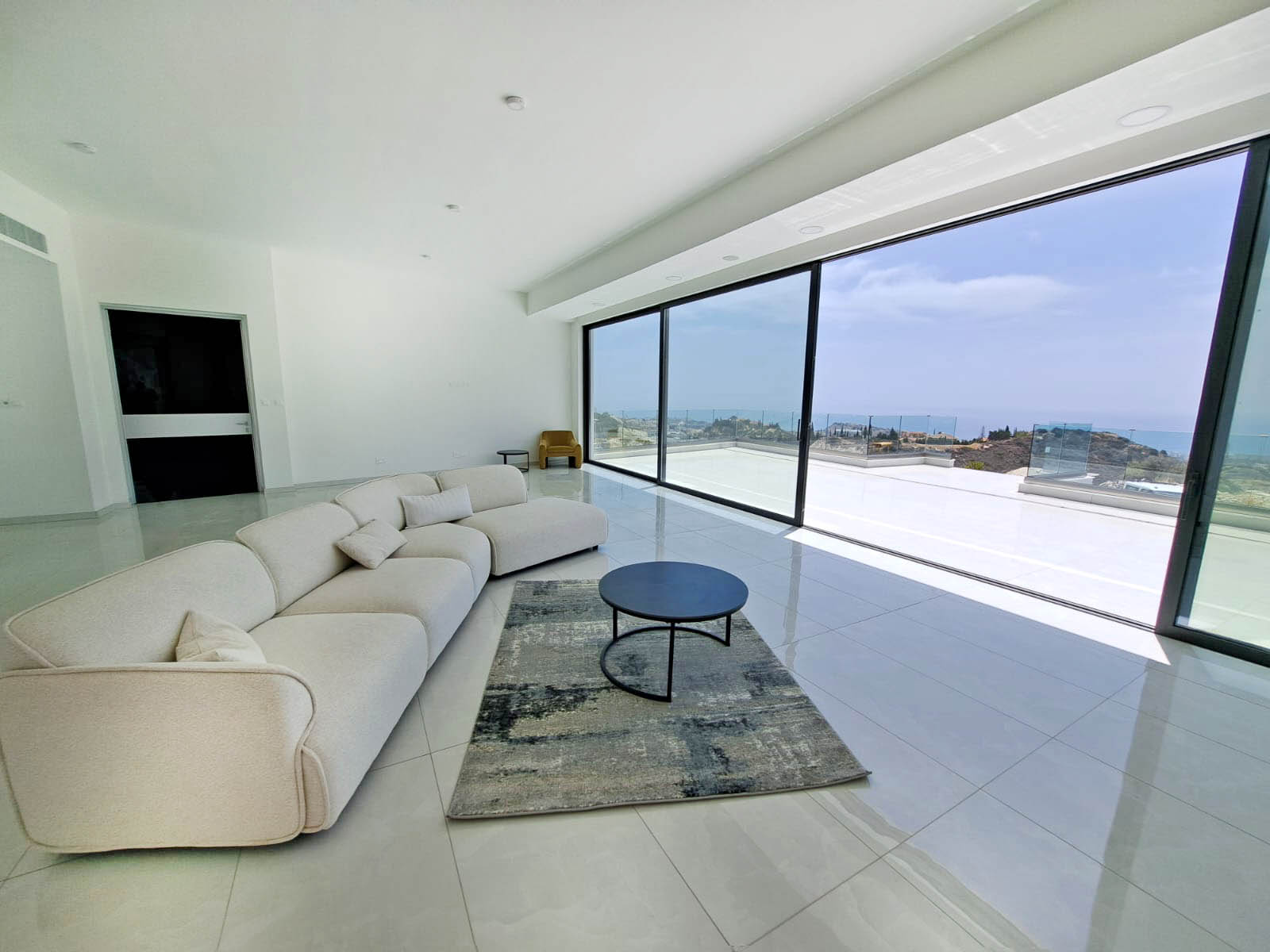 8 Bedrooms House in Ayios Tychonas