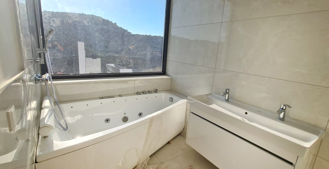 8 Bedrooms House in Ayios Tychonas