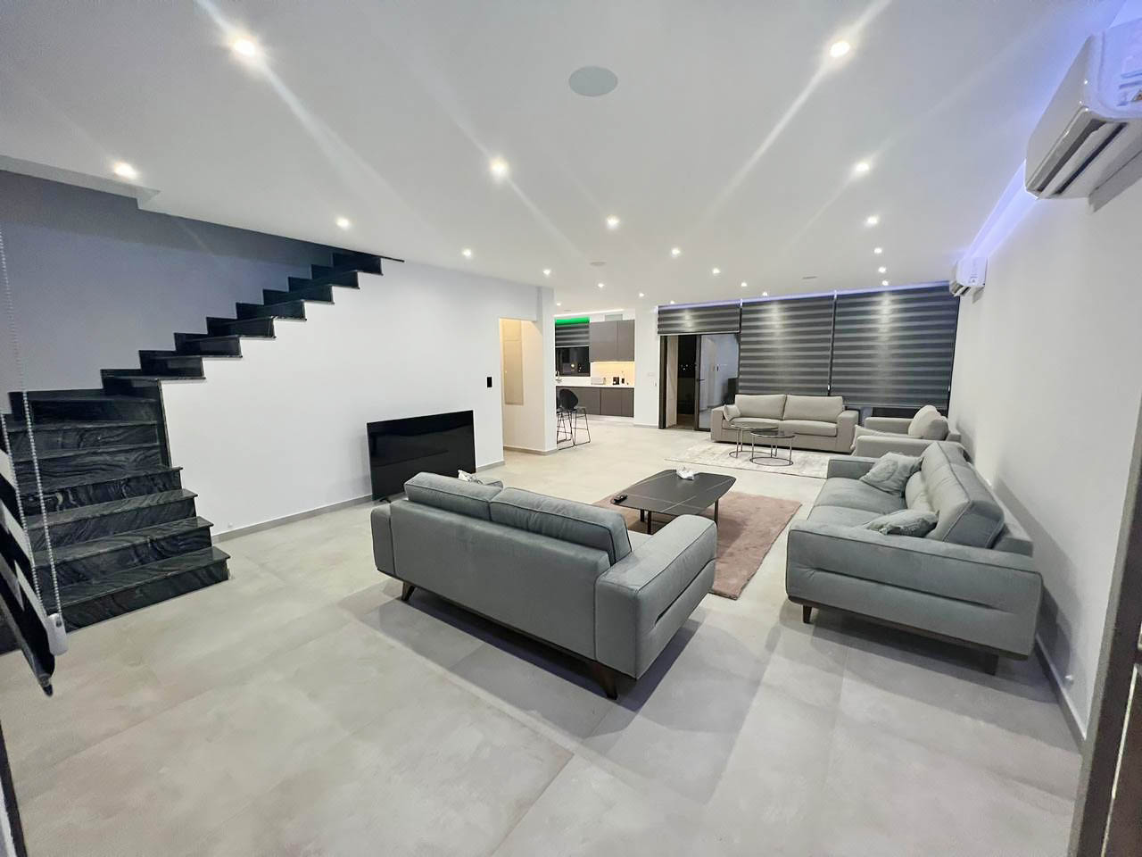 3 Bedrooms House in 1 Apriliou