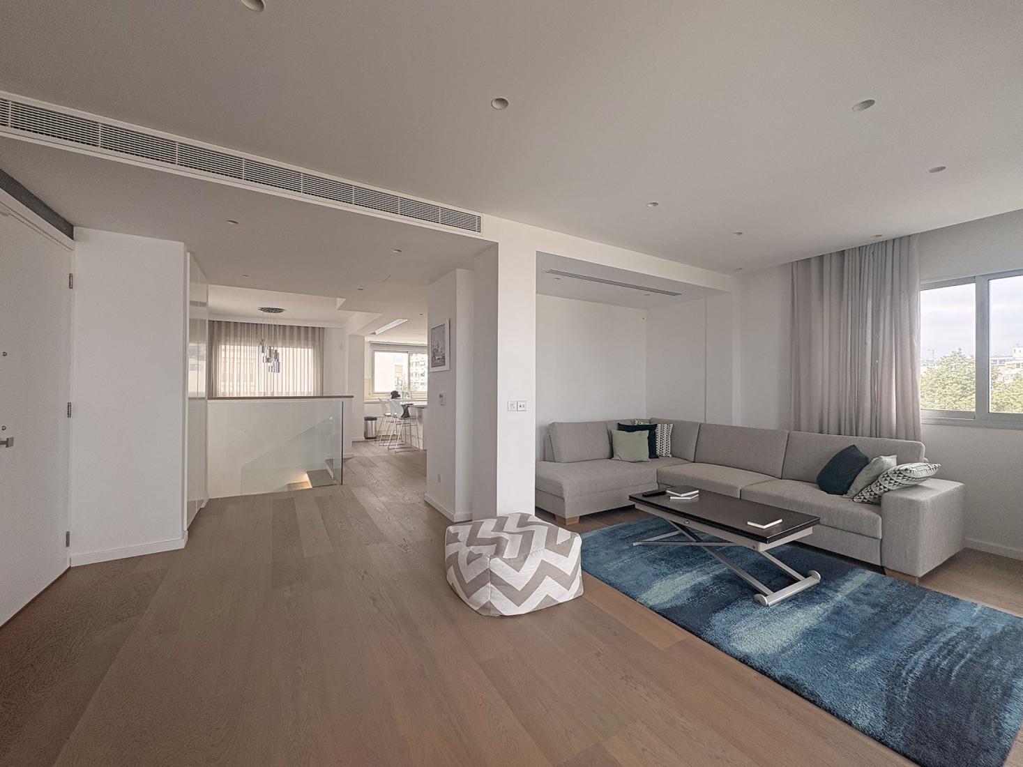 Stylish Duplex Steps from Acropolis Park
