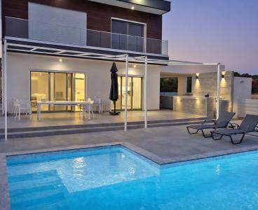 Private Designed Villa with Mountain Views